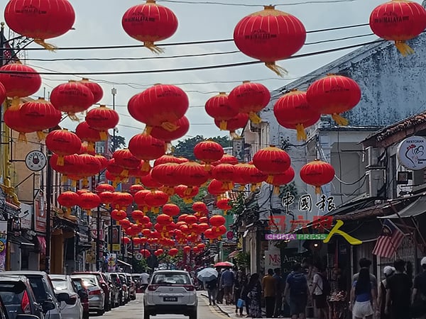 ■鸡场街已挂上许多大红灯笼，新春气氛浓郁。