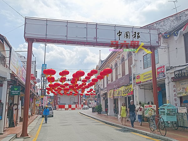 ■鸡场街已增设一座牌楼，准备进行蛇年的布置。