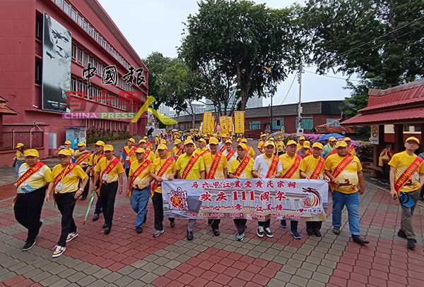 ■马六甲江夏黄氏宗祠配合庆祝成立111周年纪念，来自国内外的宗亲浩浩荡荡进行踩街礼。