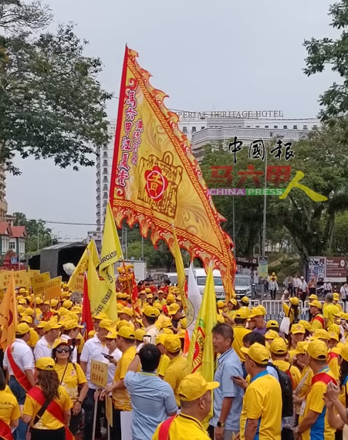 马六甲江夏黄氏宗祠在游行中也出动大旗。