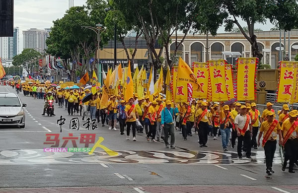 身穿黄氏衣物的黄氏宗亲游行约2.5公里前往黄氏宗祠，形成亮眼的“黄色人龙”！