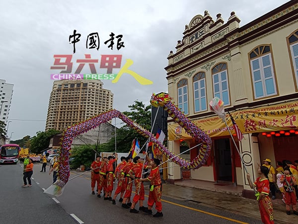 ■舞龙率领踩街游行队伍抵达马六甲江夏黄氏宗祠。