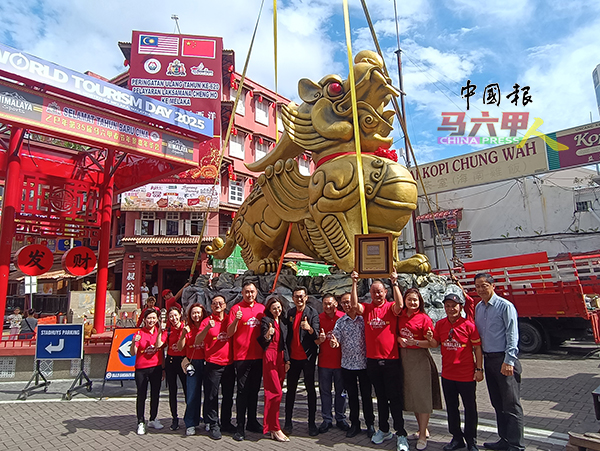 ■嘉宾们趁发财貔貅未“升空”前，与吉祥物近距离拍照。右起为陈美农、李传财、罗德发夫妇、刘志俍、颜天禄、辜军茗、黄子宁及罗德隆等。