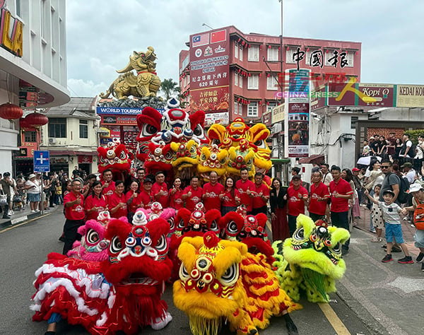 ■“马中友谊瑞狮”周二下午在鸡场街亮相啦！嘉宾们与瑞狮合影。