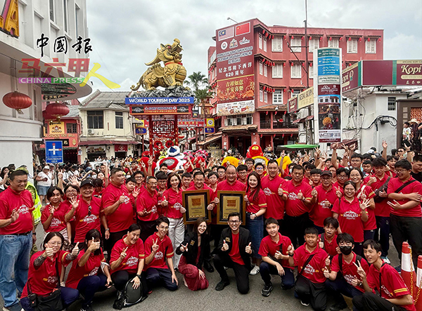 “马中友谊瑞狮”，为东盟最大双狮，获颁《东盟纪录》认证，由罗德发（站者前排右6起）及颜天禄接领证书。