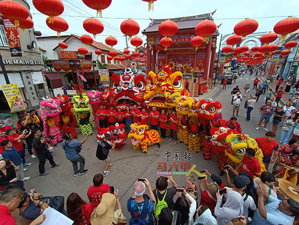 ■“马中友谊瑞狮”开光及获颁纪录认证仪式现场，获得多家媒体包括中国媒体采访，见证历史性的一刻。