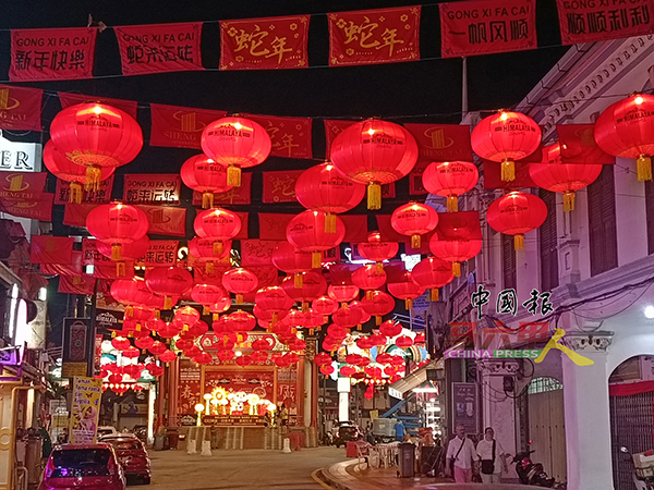 ■鸡场街红彤彤的灯笼搭配蛇年祝福标语，洋溢着浓浓的传统年味。