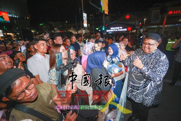 阿都拉勿走向人群，与大家一起庆祝2025年的到来。（图取自首长面子书）