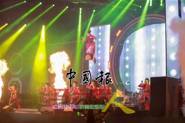一名马来女歌星用吊威也的方式，一边歌唱一边缓缓降到舞台。（图取自首长面子书）