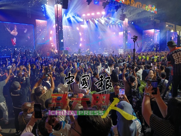 估计有逾5万人参与元旦新年倒数活动。