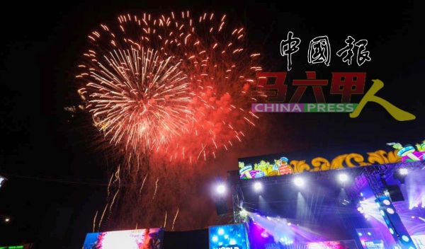 璀璨的烟花点亮了夜空，迎接新一年的到来。
