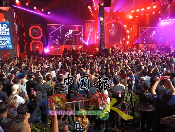 出席跨年倒数的群众，与歌手一起随歌舞动起来。
