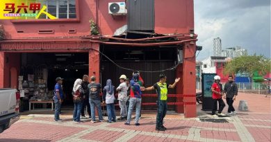 河边街百年老店 木梁倒塌无伤亡
