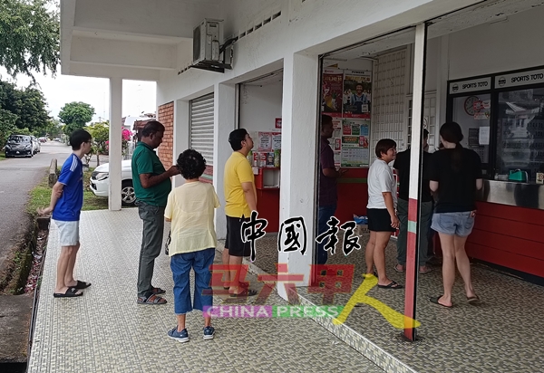 甲市区各个多多博彩店，周六皆出现下注人潮。