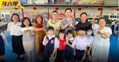迷你动物园     走进育华      学生近距离接触乐开怀