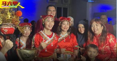 出席团拜共庆佳节 阿克马谈病父落泪