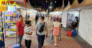 怡力旋转塔前泊车场 设斋戒月市集