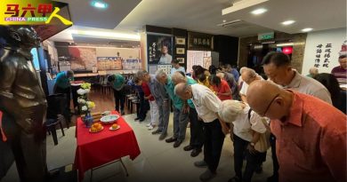 沈慕羽逝世16周年追思会  文教组识 铜像前致敬
