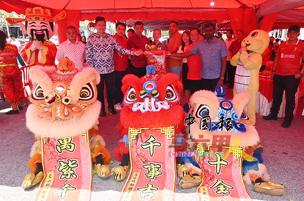 嘉宾接过吉物。左起是纳斯鲁、谢守钦、郭子毅、阿都拉萨、邱培栋、诺希尔米、林朝雁、刘志俍及沙米纳登。