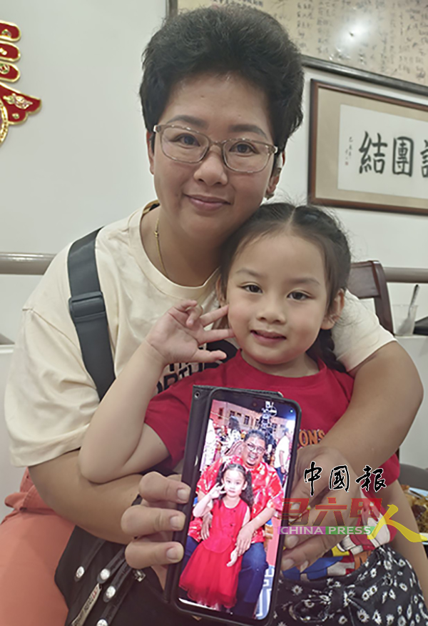 ■苏紫铃与母亲苏燕梅展示与甲首长在新春大团拜的合照。
