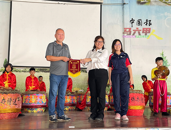 ■赵丽萍(右2起)赠送锦旗给蒋育贤。右为蔡绘禛。