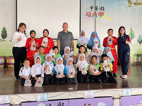 ■丁赖华小颁奖给乐学之周填色比赛优胜者,以示鼓励。