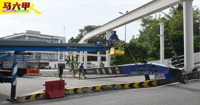 今日马六甲头条｜高度限制栏  又被撞  铁栏吊半空 危及路人