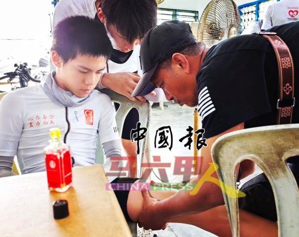 张捷经历抽筋,所幸遇到路人协助缓解肌肉的紧绷与压力,让他们继续前行。