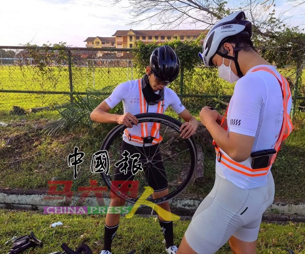 脚车爆胎自行换轮胎。