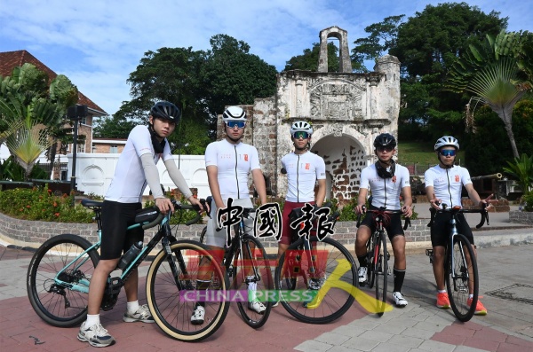 骑行900公里少年在古城门前。左起是林智沅、尤泽旻、张政、庄翔喆及张捷。