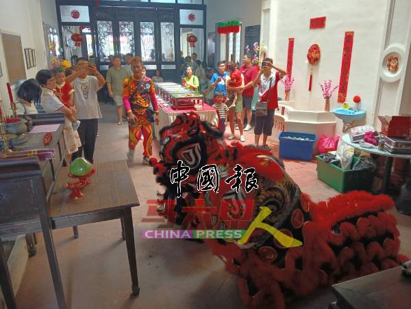 马六甲吴氏宗祠新春团拜,醒狮到场助兴。