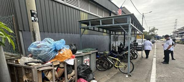 执法人员在辖区内展开突击行动,包括取缔没有妥善处理垃圾的餐饮店业者。(照片取自甲市政厅面子书)