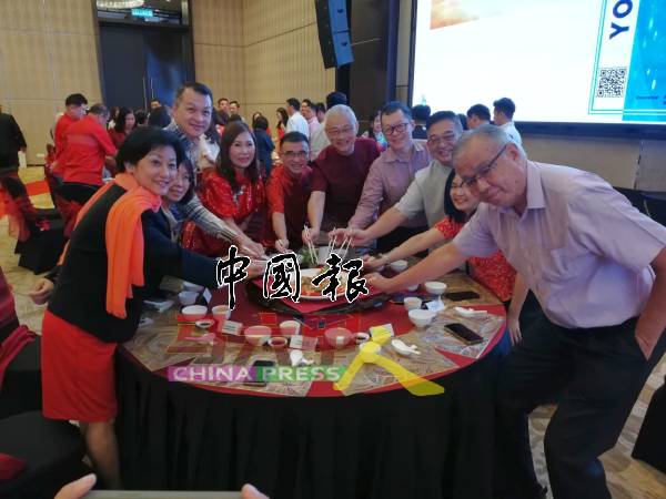 爱极乐班台医院领导层与保险代理捞生。左5起陈友益及黄伟恩。