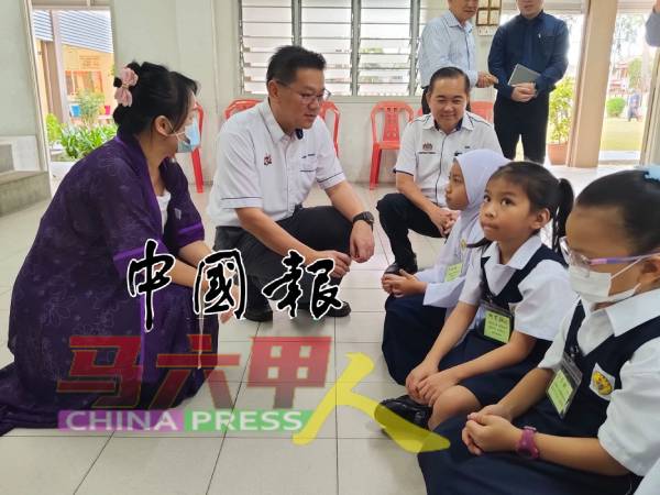 林万锋（左2）在黄姝方老师（左）的陪同下，与友族新生交流，他们都有各别的中文名字。右是沈劲杰。