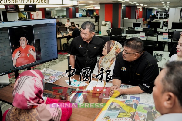 阿都拉勿(右2)到首要媒体集团参观时,回顾其档案。(图取自首长面子书)