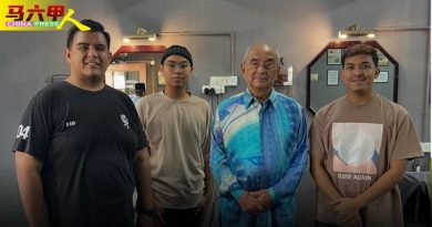 甲州元首   低调亲民 11年光顾小区理发店