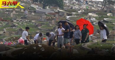 大热天撑伞 戴帽追思 清明扫墓  涌人潮