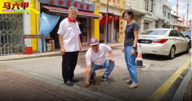 观音亭街地下水管爆裂 修好又溢水  泥土流失