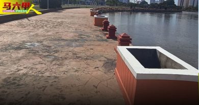 外籍男弃小鱼  留垃圾 沿河捞鱼  弄脏走道