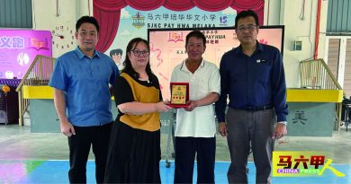 培华学校迎新送旧 欢送吴玉萍迎接颜见式