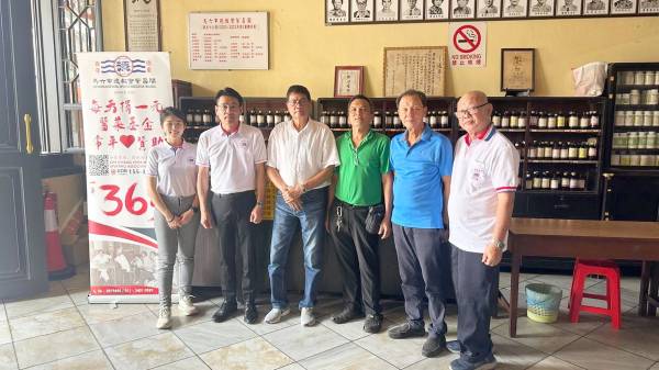 紫昌阁同仁呼吁各界踊跃响应慈善义卖会。左起为郑慧筠、李献、陈镇城、陈华峰、雷原顺及周南奕。