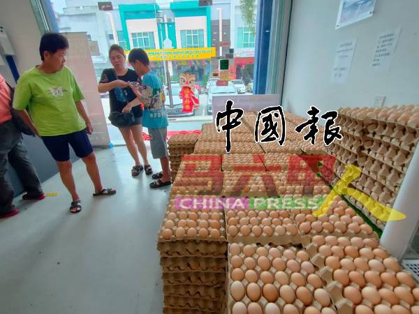 甘榜蛋每托10令吉买一送一促销,吸引许多消费者前来抢购。