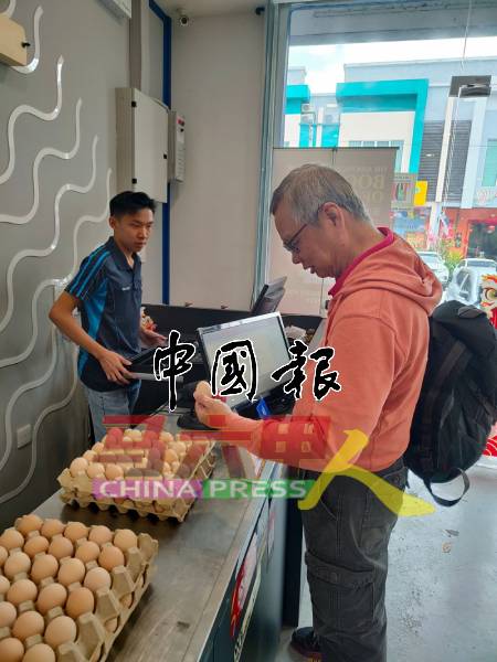 一些顾客购买促销甘榜蛋,除了自用也顺便买给其他家人。