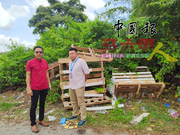 ■陈彦福（左）及符龙川促请业主管理好自身产业，避免沦为垃圾场。