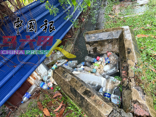 ■空置荒地丢弃的垃圾掉入沟内，引起阻塞。