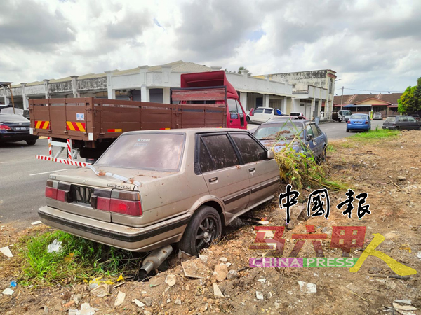 ■废置车遗弃空地，也是不负责任之做法。
