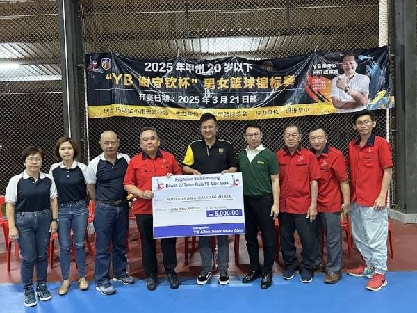 谢守钦（右5起）移交模拟支票给陈江荣。右起为陈和辉、杨洪涛、戴良新及李杰尔。左起为陈素贞、严立萍及陈如松。