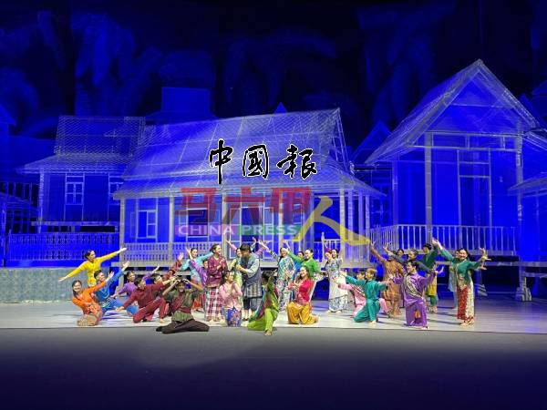 240公尺长的舞台和3D立体光雕,让观众感受震撼的动态效果。