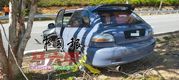 失控撞树的宝腾勇士车毁坏。