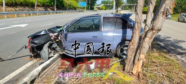 失事的汽车左前轮脱落，车头损毁。